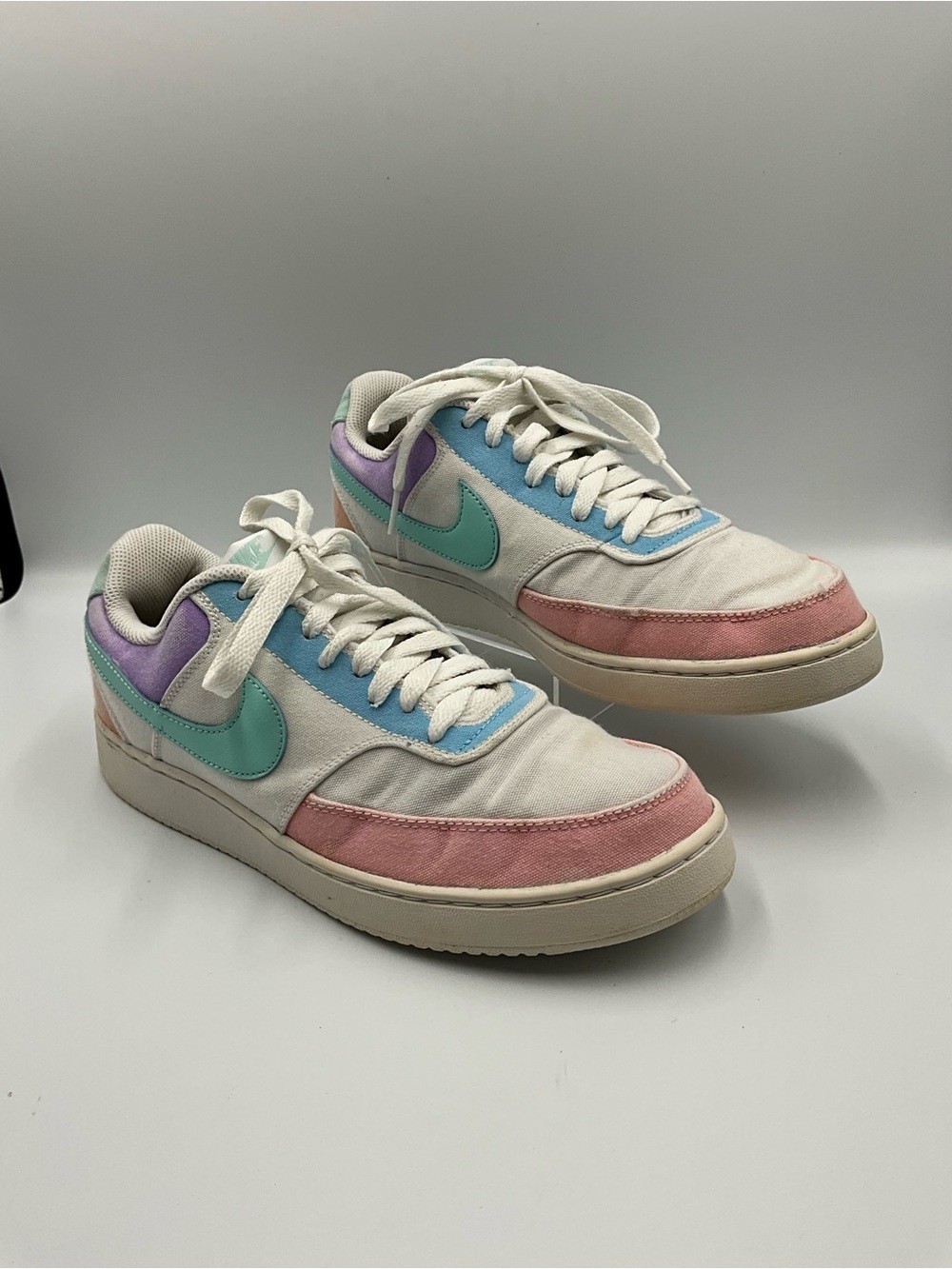 Nike Sneakers Size 9 Cream Low-Tops with Multi Colored Accents